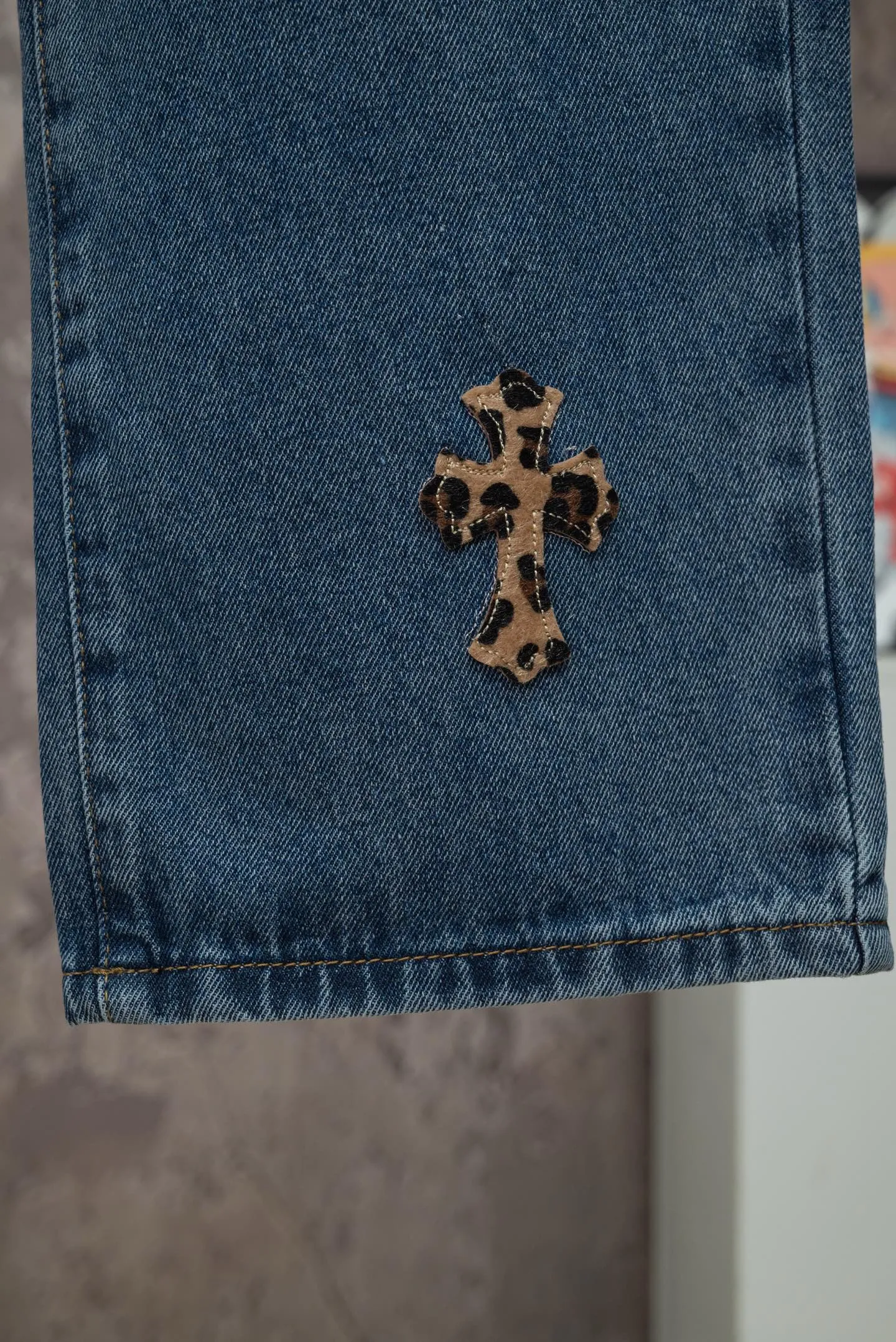 Style number: [M 2717] Chrome Hearts FW 26 leopard print white leather straight denim trousers. Same Style for men and women. Top ceiling quality. Styles with different wash textures, very friendly to people with thin legs and thick legs. The straight and slim version is very flattering to the leg shape. Moderate length that never goes out of style, easy and casual to match, basic styling for various styles, a must-have in the wardrobe! The fabric is stiff but also makes the upper body soft without losing texture. The washing process is even more perfect. It is a must-have item for everyone! ! ! Washable label, hang tag, pants label, three labels complete Color: blue Size: 28, 30, 32, 34, 36